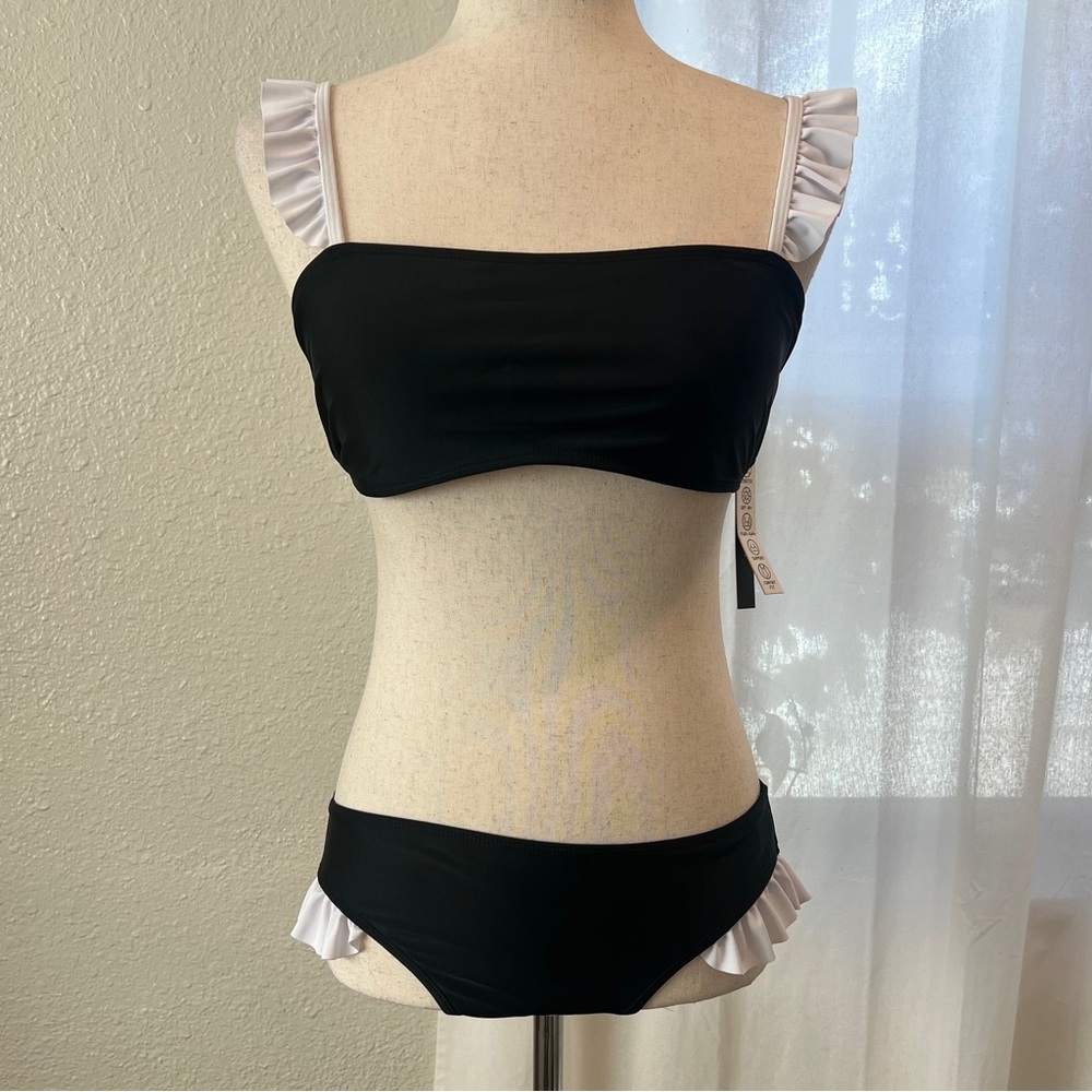 Tahari Black and White Ruffle Bikini. Size L. NWT